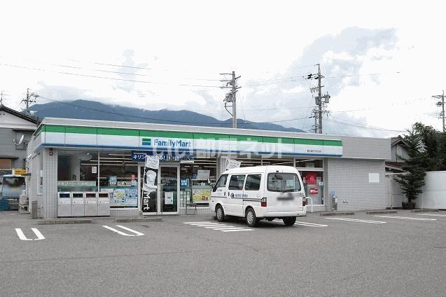 近くのコンビニまで518m（徒歩7分）