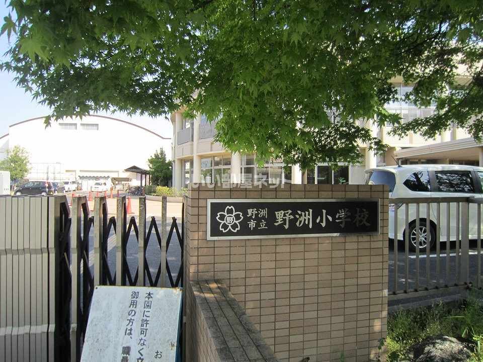 近くに小学校あり