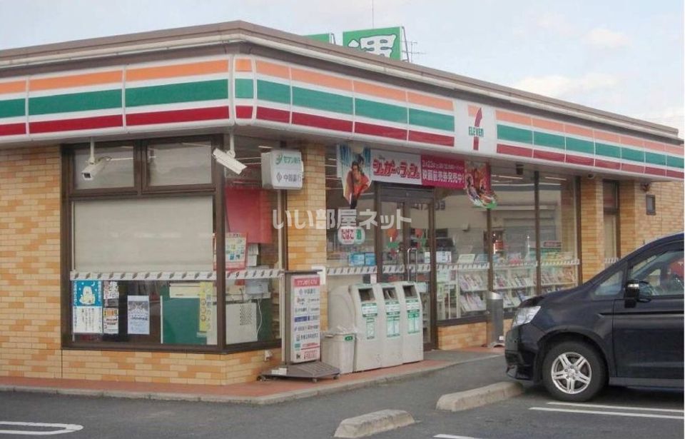 近くのコンビニまで924m（徒歩12分）