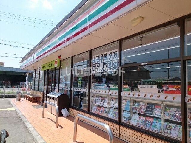近くのコンビニまで628m（徒歩8分）