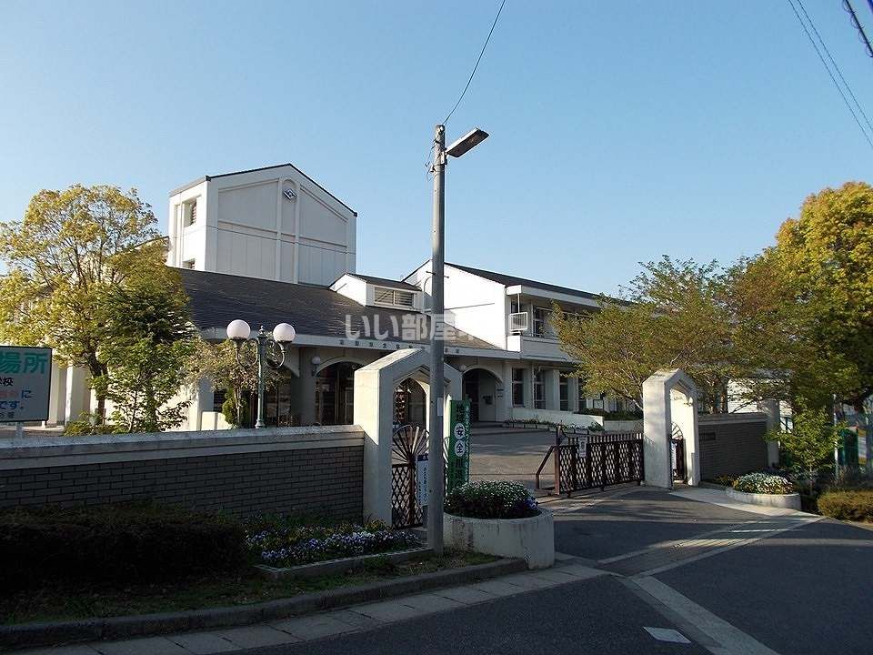 近くの草津市立志津南小学校まで1,233m（徒歩16分）