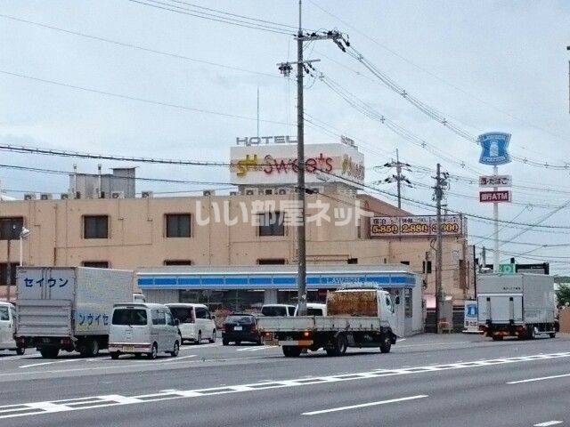 近くのコンビニまで582m（徒歩8分）