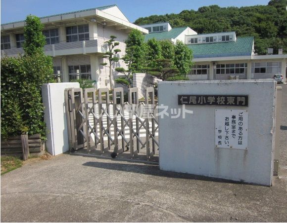 近くの仁尾小学校まで1,637m（徒歩21分）