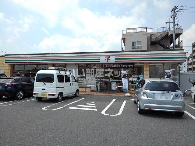 近くのコンビニまで625m（徒歩8分）