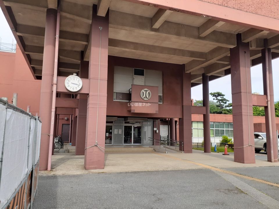 近くの役所まで422m（徒歩6分）