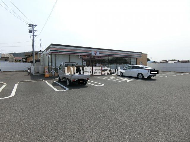 近くのコンビニまで1,162m（徒歩15分）