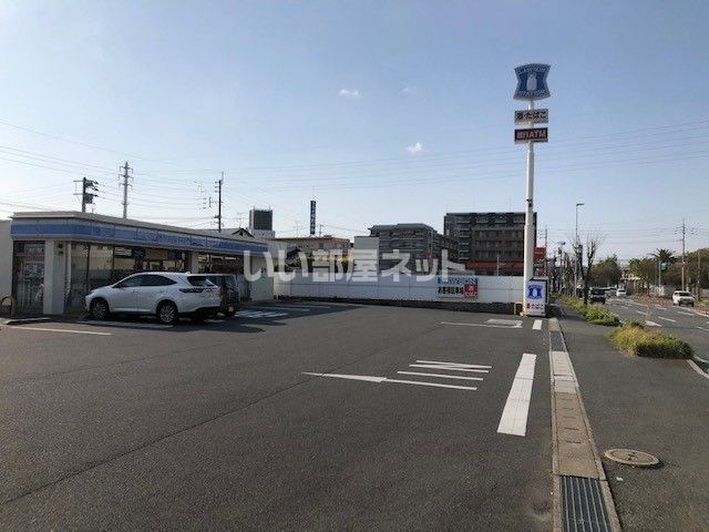 近くのコンビニまで688m（徒歩9分）