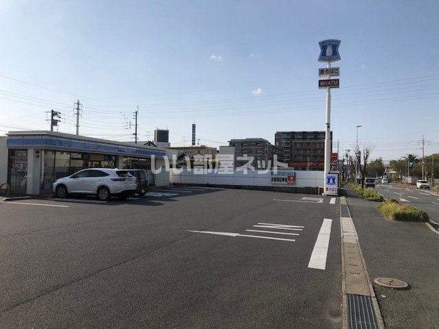 近くのコンビニまで460m（徒歩6分）