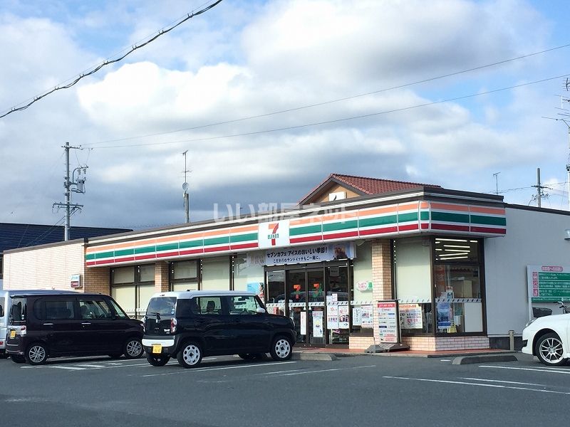 近くのコンビニまで677m（徒歩9分）
