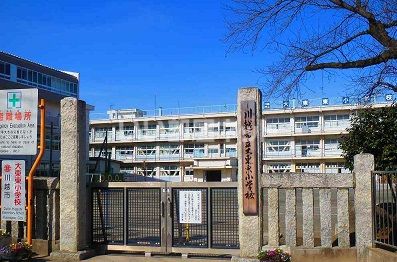 近くの小学校まで273m（徒歩4分）
