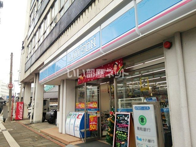 近くのコンビニまで326m（徒歩5分）