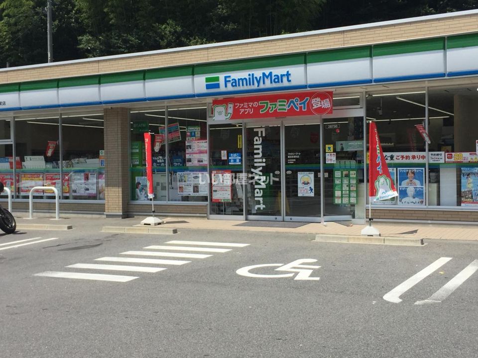 近くのファミリーマート 瀬戸小坂町店まで191m（徒歩3分）
