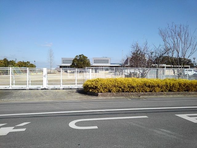 近くの幼稚園・保育園まで883m（徒歩12分）