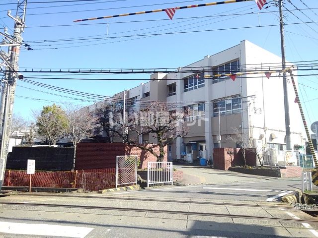 近くの小学校まで1,112m（徒歩14分）