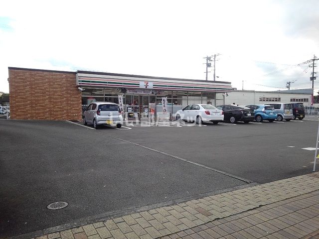 近くのコンビニまで443m（徒歩6分）