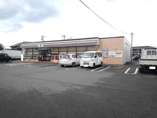 近くのコンビニまで459m（徒歩6分）