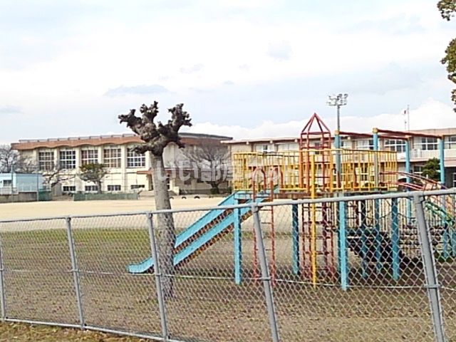 近くの小学校まで966m（徒歩13分）