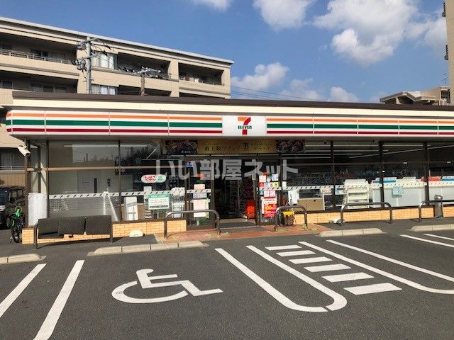 近くのコンビニまで246m（徒歩4分）