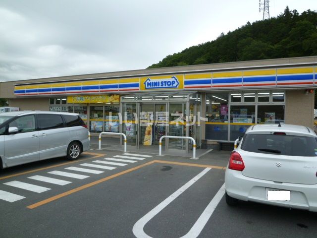 近くのコンビニまで580m（徒歩8分）