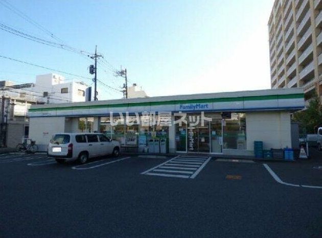 近くのファミリーマート甲府丸の内三丁目店まで355m（徒歩5分）