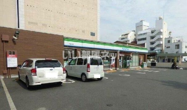 近くのファミリーマート甲府中央店まで1,177m（徒歩15分）