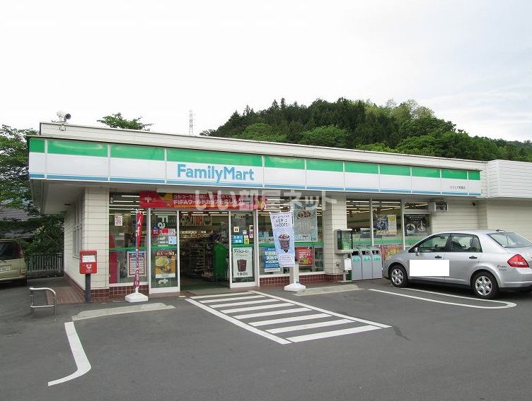近くのファミリーマートかぶとや都留店まで2,254m（徒歩29分）