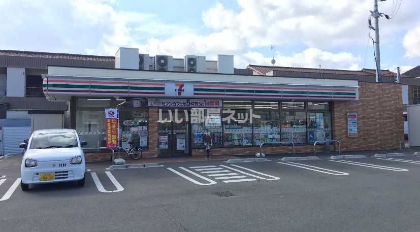 近くのコンビニまで1,015m（徒歩13分）