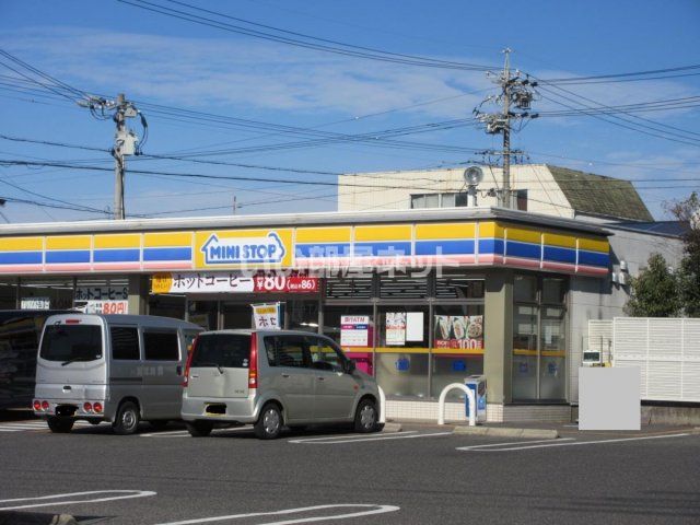 近くのコンビニまで926m（徒歩12分）