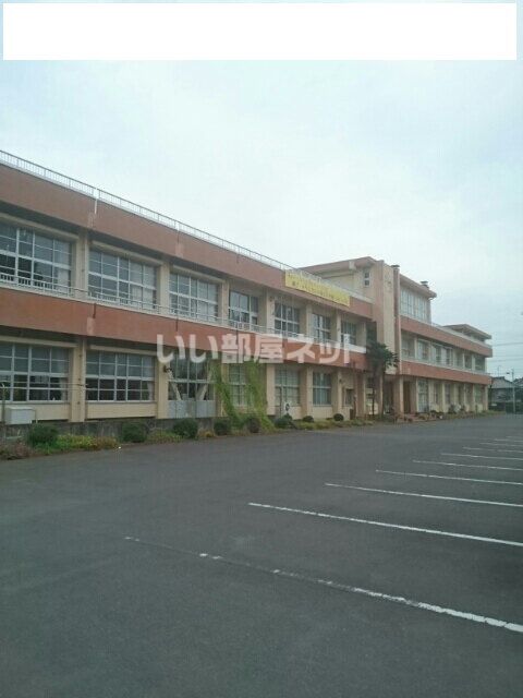 近くの諫早市立湯江小学校まで894m（徒歩12分）