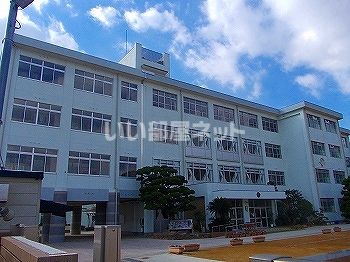 近くの小学校まで403m（徒歩6分）