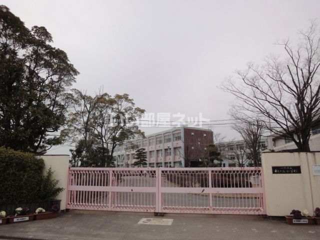 近くの小学校まで1,246m（徒歩16分）