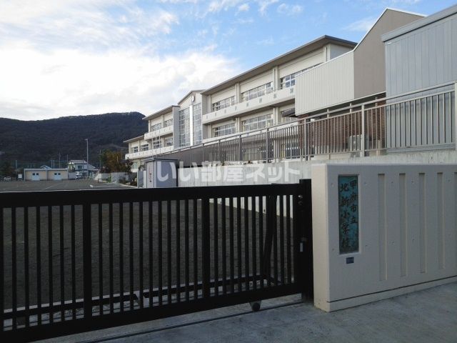 近くの甲府市立北新小学校まで786m（徒歩10分）