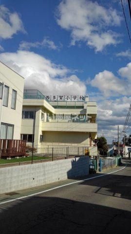 近くの小学校まで303m（徒歩4分）