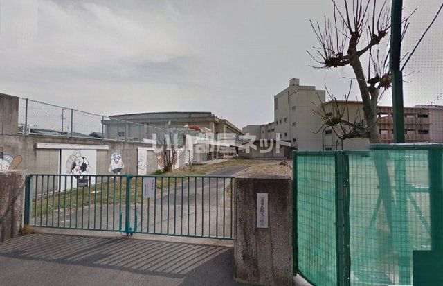 近くの小学校まで792m（徒歩10分）