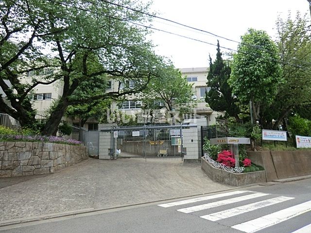 近くの中学校まで268m（徒歩4分）