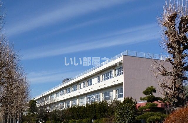 近くの中学校まで2,213m（徒歩28分）