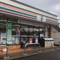 近くのコンビニまで886m（徒歩12分）