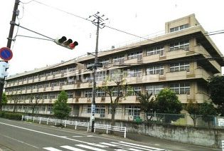 近くの小学校まで953m（徒歩12分）