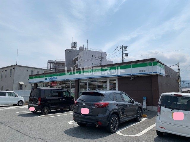 近くのファミリーマート昭和国母店まで862m（徒歩11分）