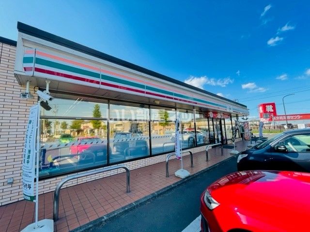 近くのコンビニまで313m（徒歩4分）