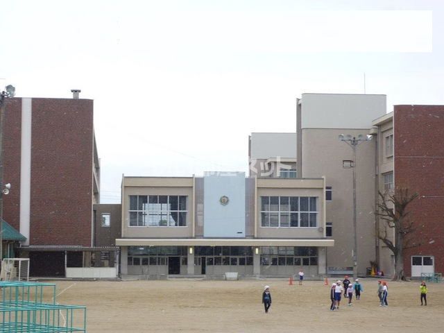 近くの飯田市立丸山小学校まで1,523m（徒歩20分）