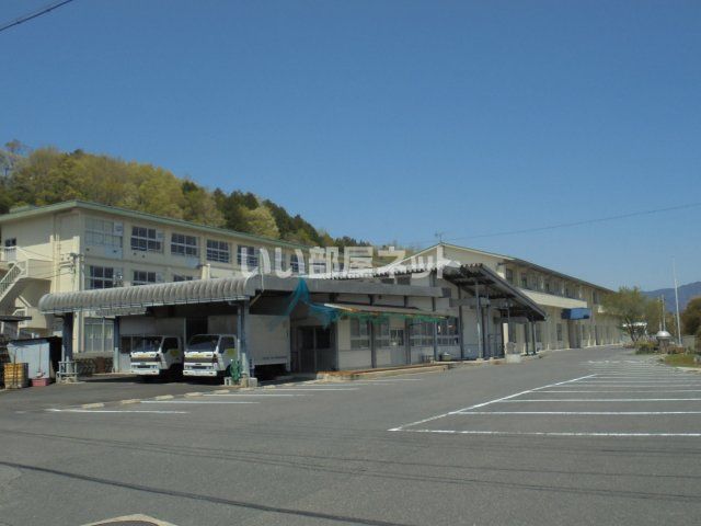 近くの中津川市立第一中学校まで1,104m（徒歩14分）