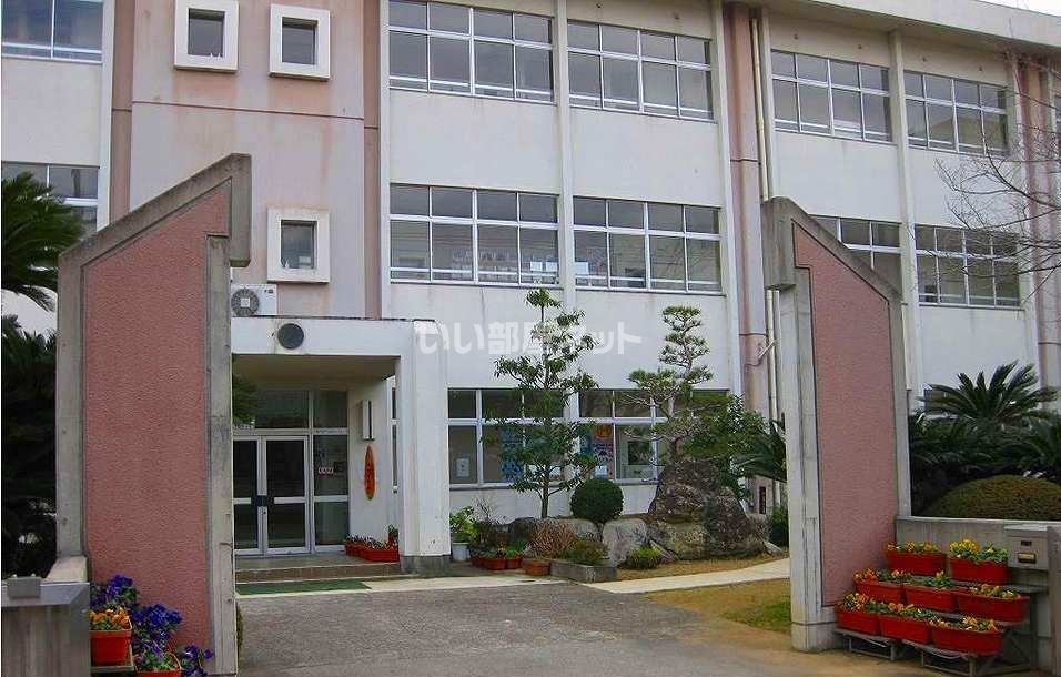 近くの丸栖小学校まで1,507m（徒歩19分）