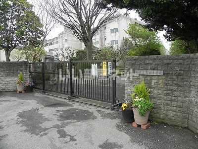 近くの柏市立高田小学校まで577m（徒歩8分）