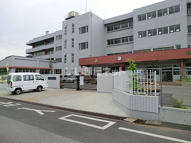 近くの小学校まで954m（徒歩12分）