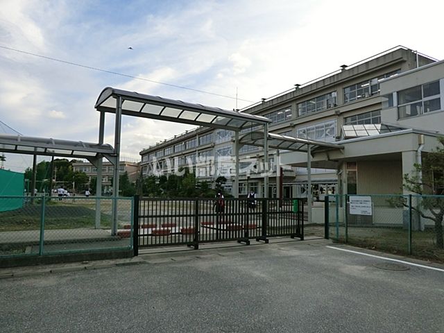 近くの中学校まで1,398m（徒歩18分）