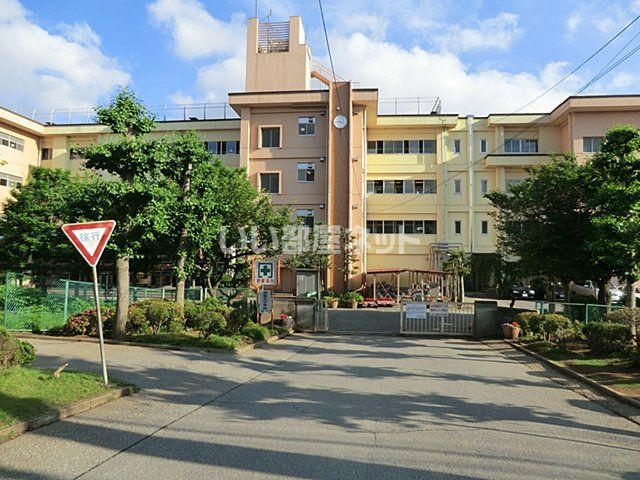 近くの柏市立柏第五中学校まで409m（徒歩6分）