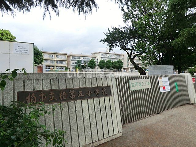 近くの小学校まで393m（徒歩5分）