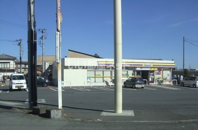 近くのコンビニまで318m（徒歩4分）