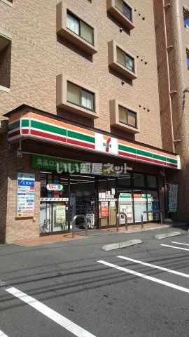 近くのコンビニまで306m（徒歩4分）